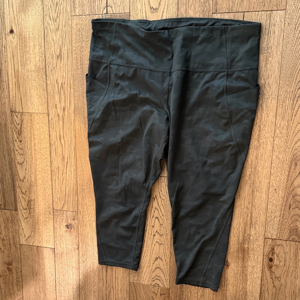 Xersion Hunter Green Performance Capris